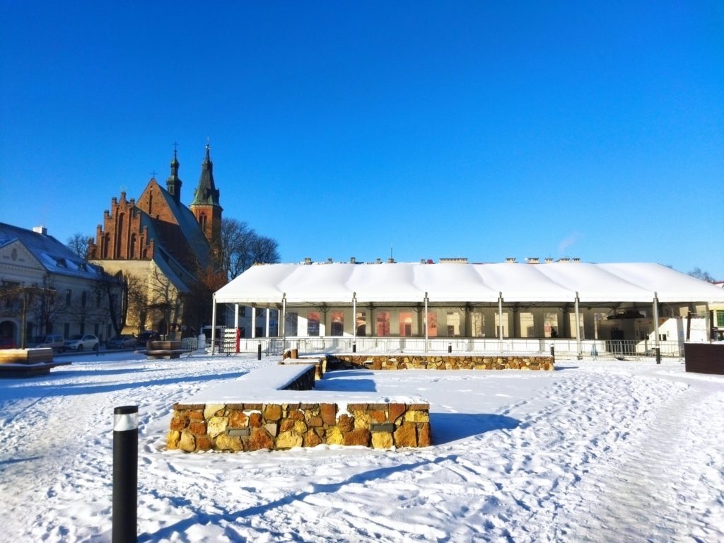 Widok na lodowisko w Olkuszu, w tle bazylika św. Andrzeja